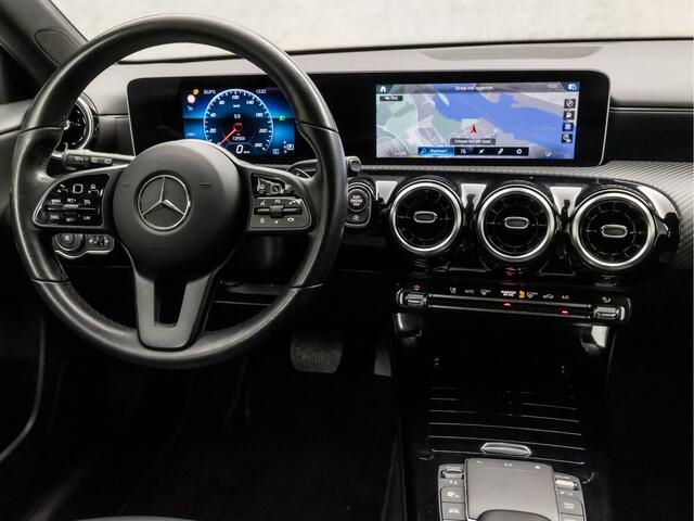 Mercedes-Benz A-KLASSE 180 Business Solution Automaat (APPLE CARPLAY, GROOT NAVI, CAMERA, TREKHAAK, SPORTSTOELEN, CRUISE, LED KOPLAMPEN, ZWART HEMEL, NIEUWSTAAT)