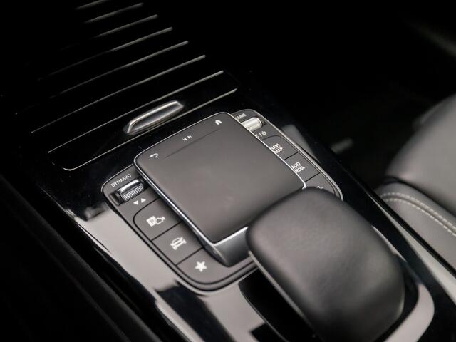 Mercedes-Benz A-KLASSE 180 Business Solution Automaat (APPLE CARPLAY, GROOT NAVI, CAMERA, TREKHAAK, SPORTSTOELEN, CRUISE, LED KOPLAMPEN, ZWART HEMEL, NIEUWSTAAT)