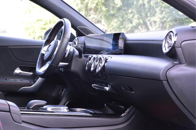 Mercedes-Benz A-KLASSE 200 AMG-LINE | PANODAK | SFEERVERL | BURMESTER | 360-CAMERA | NIGHT=PACK | ENZ | NIEUWSTAAT