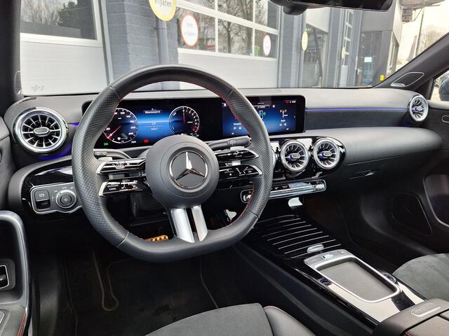 Mercedes-Benz A-KLASSE 250 e | Panoramadak | AMG | Burmester Surround Sound | Night Pakket | Apple CarPlay | Android Auto | Sfeerverlichting | Stoelverwarming | Achteruitrijcamera | Elektrisch Inklapbare Buitenspiegels