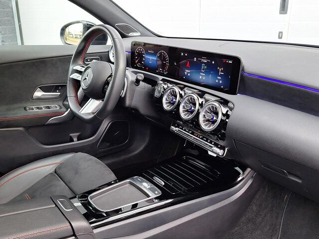 Mercedes-Benz A-KLASSE 250 e | Panoramadak | AMG | Burmester Surround Sound | Night Pakket | Apple CarPlay | Android Auto | Sfeerverlichting | Stoelverwarming | Achteruitrijcamera | Elektrisch Inklapbare Buitenspiegels