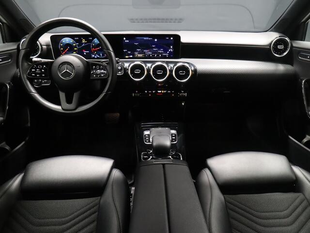 Mercedes-Benz A-KLASSE 200 Launch Edition [SCHUIFKANTELDAK, CAMERA, SPORTSTOELEN, STOELVERWARMING, FLIPPERS, CRUISE, NIEUWSTAAT]