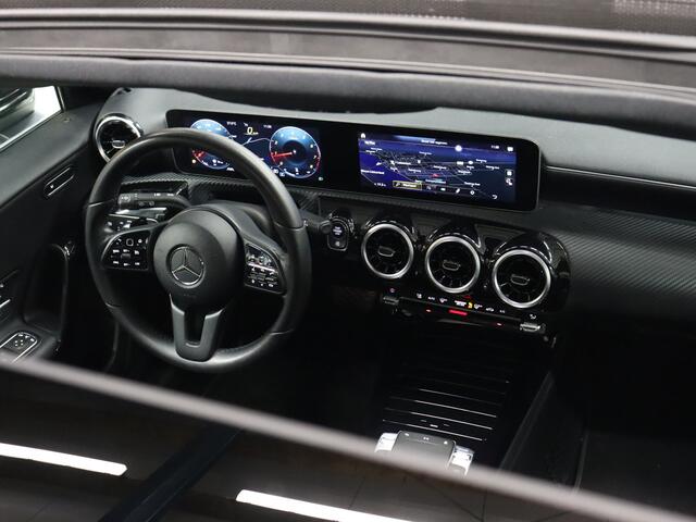 Mercedes-Benz A-KLASSE 200 Launch Edition [SCHUIFKANTELDAK, CAMERA, SPORTSTOELEN, STOELVERWARMING, FLIPPERS, CRUISE, NIEUWSTAAT]