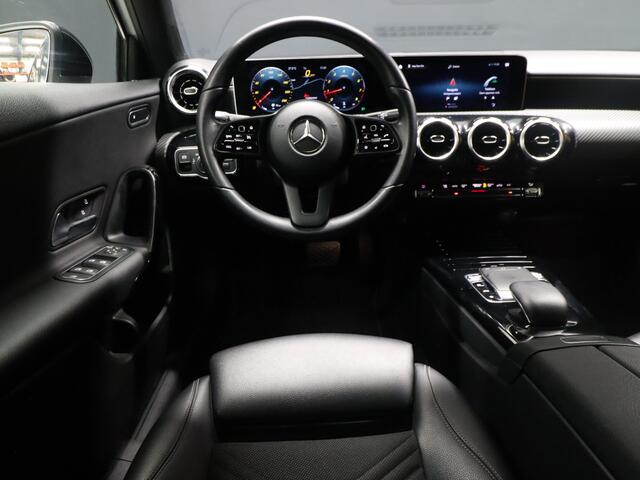 Mercedes-Benz A-KLASSE 200 Launch Edition [SCHUIFKANTELDAK, CAMERA, SPORTSTOELEN, STOELVERWARMING, FLIPPERS, CRUISE, NIEUWSTAAT]