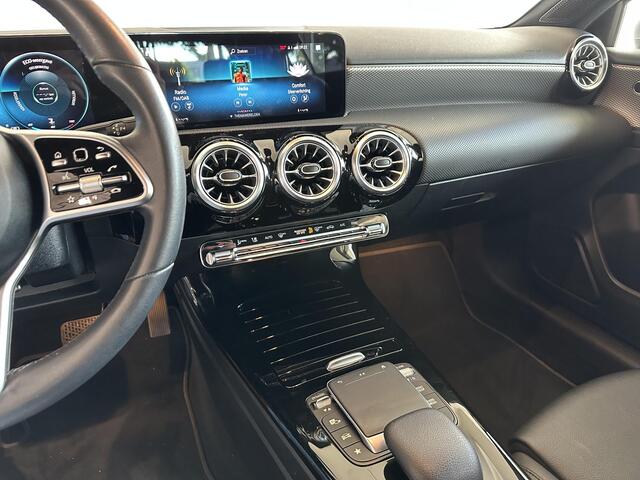 Mercedes-Benz A-KLASSE 180 Business Solution Luxury STOELVERWARMING | ACHTERUITRIJCAMERA | PARKEERSENSOREN VOOR-/ACHTER | APPLE CARPLAY/ANDROID AUTO