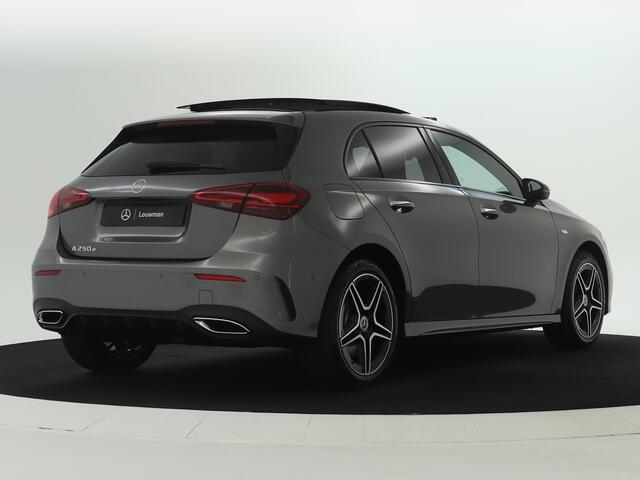 Mercedes-Benz A-KLASSE 250 e Business Solution AMG | Nightpakket | Parkeerpakket met achteruitrijcamera | KEYLESS GO | Sfeerverlichting | MULTIBEAM LED | Stoelverwarming voor | Spiegelpakket | Draadloos oplaadsysteem voor smartphone vooraan |