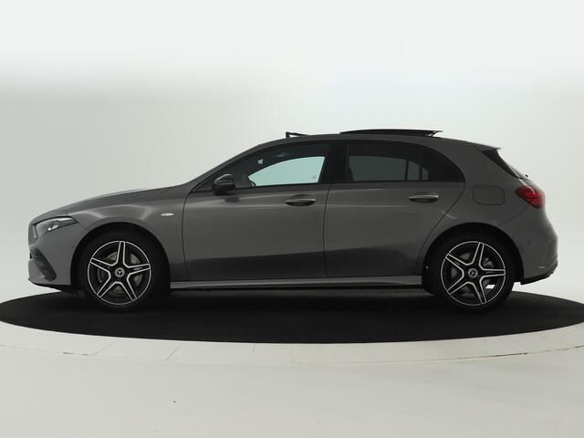 Mercedes-Benz A-KLASSE 250 e Business Solution AMG | Nightpakket | Parkeerpakket met achteruitrijcamera | KEYLESS GO | Sfeerverlichting | MULTIBEAM LED | Stoelverwarming voor | Spiegelpakket | Draadloos oplaadsysteem voor smartphone vooraan |