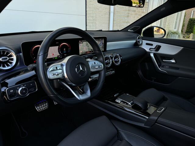 Mercedes-Benz A-KLASSE 180 AMG Aut Panoramadak SportLeder Widescreen Distronic AmbientLight Keyless Led 360Camera 18" Pdc