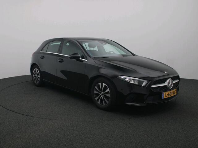 Mercedes-Benz A-KLASSE 180 Ledkoplampen | Achteruitrijcamera |Stoelverwarming voor. Inclusief 24 maanden MB Certified garantie voor Europa.