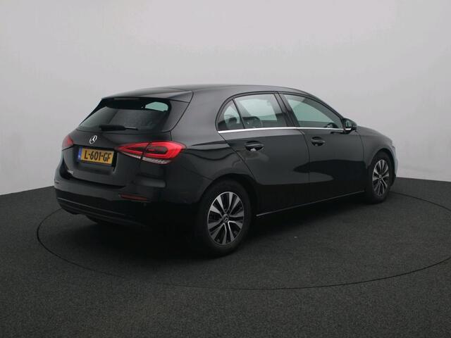 Mercedes-Benz A-KLASSE 180 Ledkoplampen | Achteruitrijcamera |Stoelverwarming voor. Inclusief 24 maanden MB Certified garantie voor Europa.