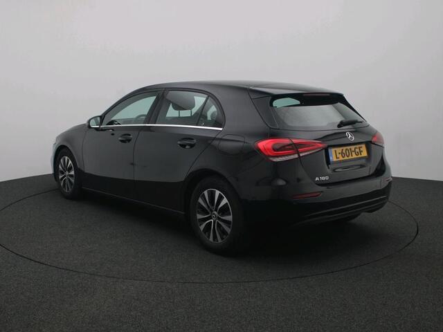 Mercedes-Benz A-KLASSE 180 Ledkoplampen | Achteruitrijcamera |Stoelverwarming voor. Inclusief 24 maanden MB Certified garantie voor Europa.