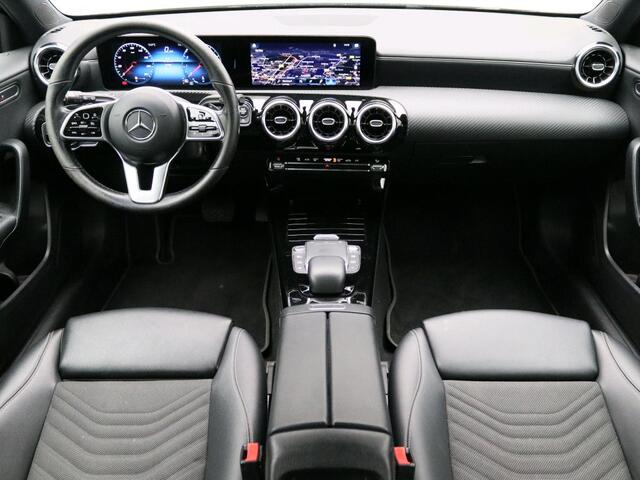 Mercedes-Benz A-KLASSE 180 Ledkoplampen | Achteruitrijcamera |Stoelverwarming voor. Inclusief 24 maanden MB Certified garantie voor Europa.