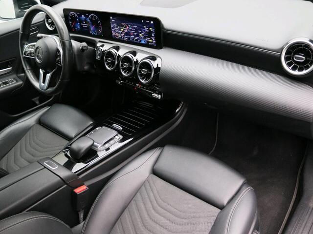 Mercedes-Benz A-KLASSE 180 Ledkoplampen | Achteruitrijcamera |Stoelverwarming voor. Inclusief 24 maanden MB Certified garantie voor Europa.