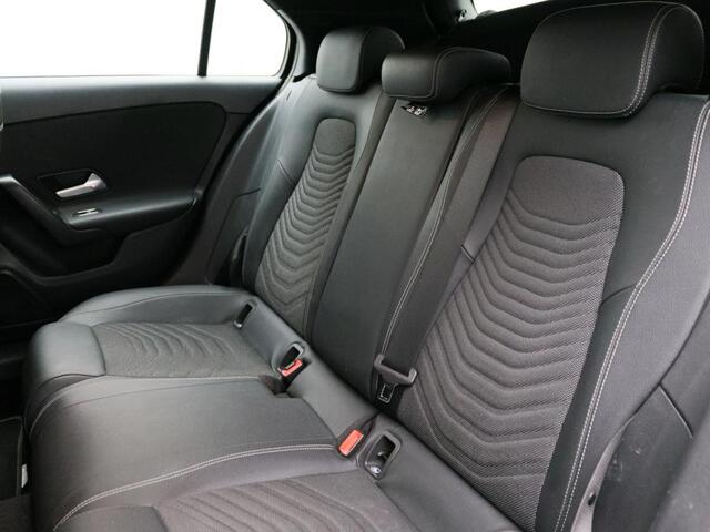 Mercedes-Benz A-KLASSE 180 Ledkoplampen | Achteruitrijcamera |Stoelverwarming voor. Inclusief 24 maanden MB Certified garantie voor Europa.