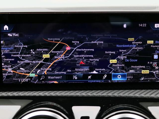 Mercedes-Benz A-KLASSE 180 Ledkoplampen | Achteruitrijcamera |Stoelverwarming voor. Inclusief 24 maanden MB Certified garantie voor Europa.