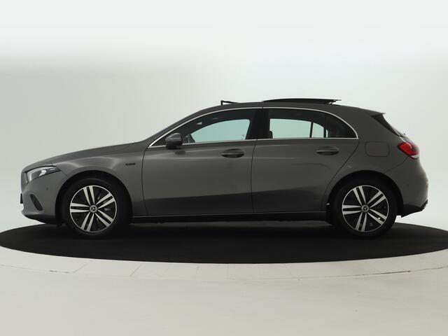 Mercedes-Benz A-KLASSE 250 e Progressive | Rijassistentie Pack | Panoramadak | Sfeerverlichting | Augmented Reality | Car Play | Inclusief 24 maanden Mercedes-Benz Certified garantie voor Europa.