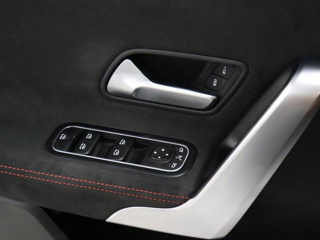 Mercedes-Benz A-KLASSE 180 AMG Sport [SCHUIFKANTELDAK, APPLE CARPLAY, ANDROID, HALF LEDER, CAMERA, STOELVERWARMING, PDC V+A, CRUISE, NIEUWSTAAT]