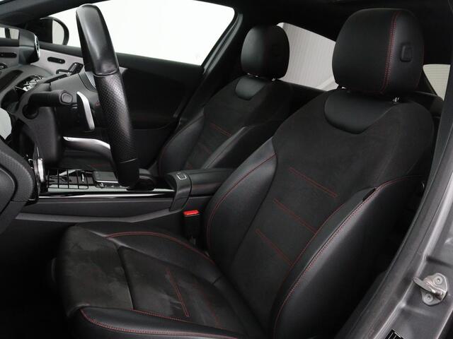 Mercedes-Benz A-KLASSE 200 Business Solution AMG | Panoramadak | Stoelverwarming | Trekhaak | Matrix LED | Memory | Carplay | Keyless | Camera | Sfeerverlichting | Leder/Alcantara | Park Assist