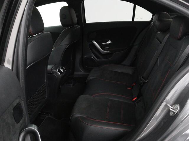 Mercedes-Benz A-KLASSE 200 Business Solution AMG | Panoramadak | Stoelverwarming | Trekhaak | Matrix LED | Memory | Carplay | Keyless | Camera | Sfeerverlichting | Leder/Alcantara | Park Assist