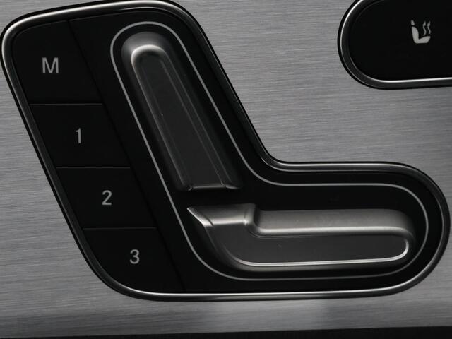 Mercedes-Benz A-KLASSE 200 Business Solution AMG | Panoramadak | Stoelverwarming | Trekhaak | Matrix LED | Memory | Carplay | Keyless | Camera | Sfeerverlichting | Leder/Alcantara | Park Assist