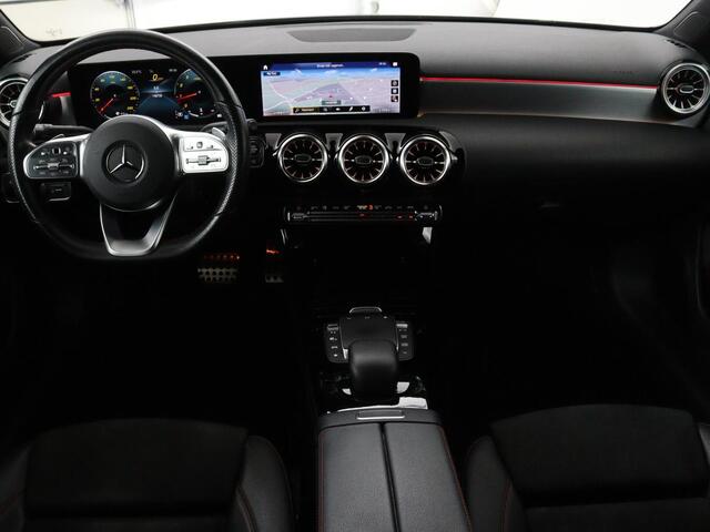 Mercedes-Benz A-KLASSE 200 Business Solution AMG | Panoramadak | Stoelverwarming | Trekhaak | Matrix LED | Memory | Carplay | Keyless | Camera | Sfeerverlichting | Leder/Alcantara | Park Assist