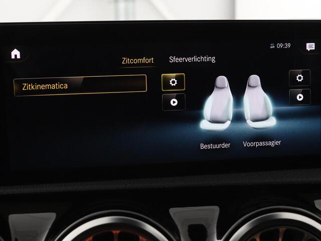 Mercedes-Benz A-KLASSE 200 Business Solution AMG | Panoramadak | Stoelverwarming | Trekhaak | Matrix LED | Memory | Carplay | Keyless | Camera | Sfeerverlichting | Leder/Alcantara | Park Assist