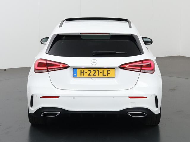 Mercedes-Benz A-KLASSE 180 AMG line | Night | Panorama-schuifdak | Apple Carplay | Achteruitrijcamera | Stoelverwarming | Dode hoek |