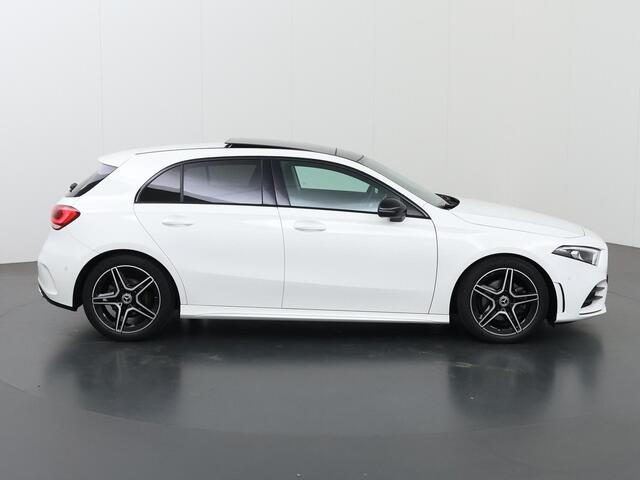 Mercedes-Benz A-KLASSE 180 AMG line | Night | Panorama-schuifdak | Apple Carplay | Achteruitrijcamera | Stoelverwarming | Dode hoek |