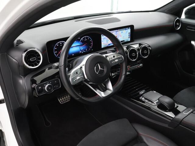 Mercedes-Benz A-KLASSE 180 AMG line | Night | Panorama-schuifdak | Apple Carplay | Achteruitrijcamera | Stoelverwarming | Dode hoek |