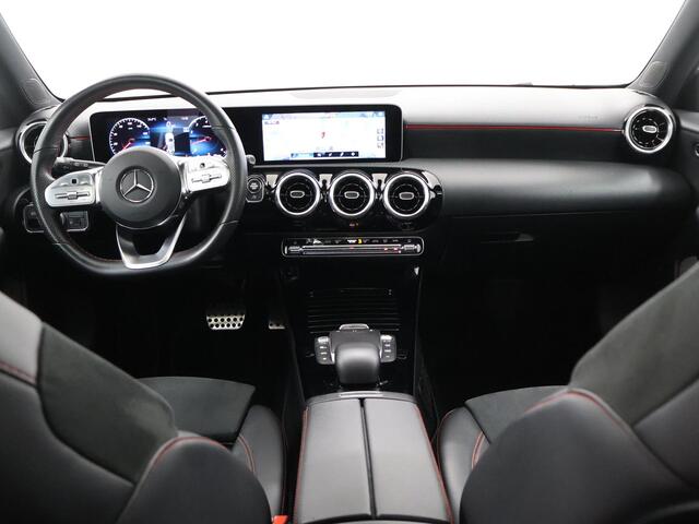 Mercedes-Benz A-KLASSE 180 AMG line | Night | Panorama-schuifdak | Apple Carplay | Achteruitrijcamera | Stoelverwarming | Dode hoek |