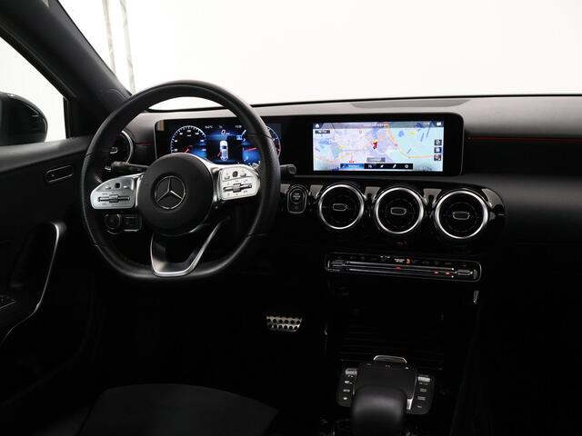 Mercedes-Benz A-KLASSE 180 AMG line | Night | Panorama-schuifdak | Apple Carplay | Achteruitrijcamera | Stoelverwarming | Dode hoek |