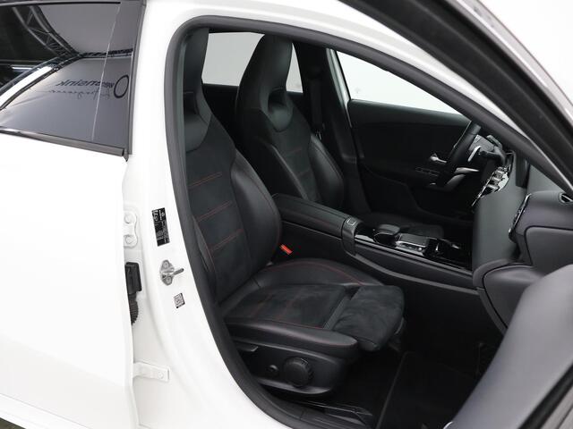 Mercedes-Benz A-KLASSE 180 AMG line | Night | Panorama-schuifdak | Apple Carplay | Achteruitrijcamera | Stoelverwarming | Dode hoek |