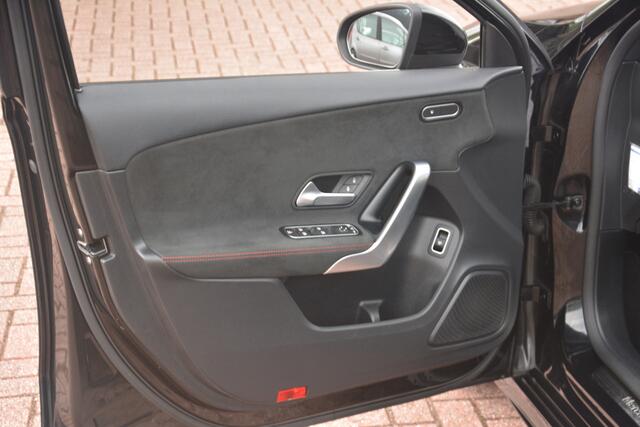 Mercedes-Benz A-KLASSE 180 Business Solution AMG | Widescreen | Panoramadak | Camera | DAB+ | NL auto!! |