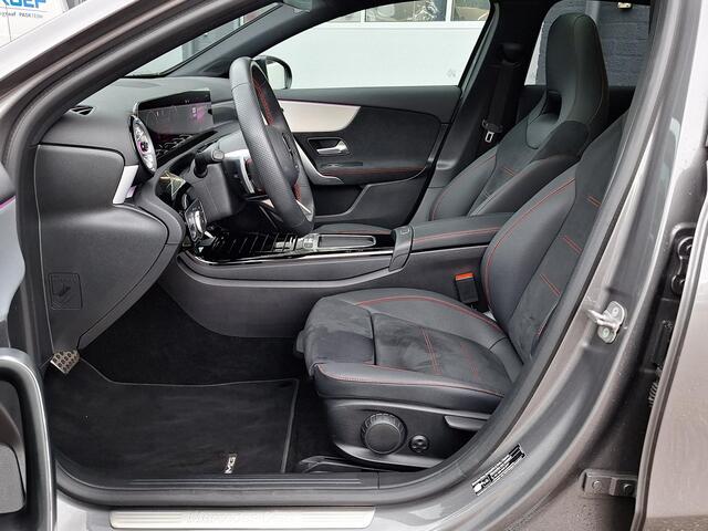 Mercedes-Benz A-KLASSE 180 Star Edition AMG Line | Night Pakket | 19 inch Multispaaks AMG Velgen | Panoramadak | Dodehoekassistent | MULTIBEAM LED Koplampen | Sfeerverlichting | Stoelverwarming | Achteruitrijcamera