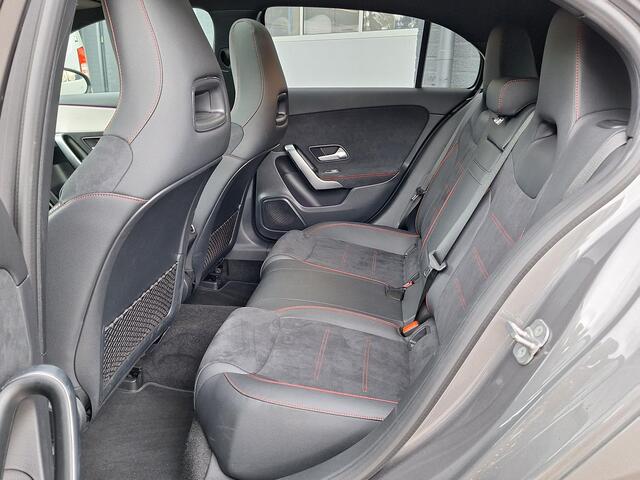 Mercedes-Benz A-KLASSE 180 Star Edition AMG Line | Night Pakket | 19 inch Multispaaks AMG Velgen | Panoramadak | Dodehoekassistent | MULTIBEAM LED Koplampen | Sfeerverlichting | Stoelverwarming | Achteruitrijcamera
