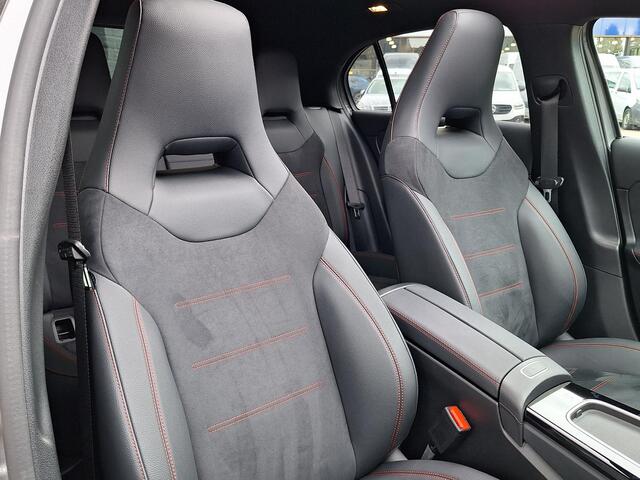 Mercedes-Benz A-KLASSE 180 Star Edition AMG Line | Night Pakket | 19 inch Multispaaks AMG Velgen | Panoramadak | Dodehoekassistent | MULTIBEAM LED Koplampen | Sfeerverlichting | Stoelverwarming | Achteruitrijcamera