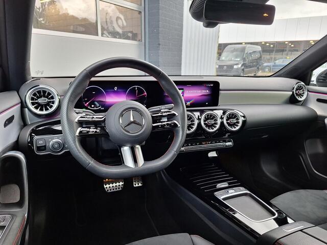 Mercedes-Benz A-KLASSE 180 Star Edition AMG Line | Night Pakket | 19 inch Multispaaks AMG Velgen | Panoramadak | Dodehoekassistent | MULTIBEAM LED Koplampen | Sfeerverlichting | Stoelverwarming | Achteruitrijcamera