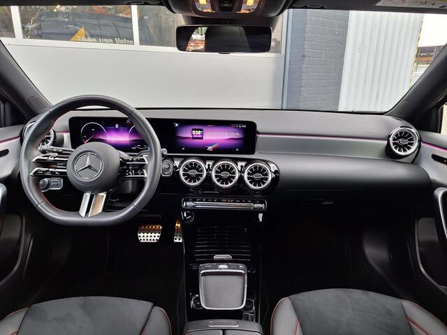 Mercedes-Benz A-KLASSE 180 Star Edition AMG Line | Night Pakket | 19 inch Multispaaks AMG Velgen | Panoramadak | Dodehoekassistent | MULTIBEAM LED Koplampen | Sfeerverlichting | Stoelverwarming | Achteruitrijcamera