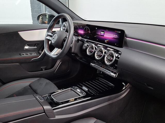 Mercedes-Benz A-KLASSE 180 Star Edition AMG Line | Night Pakket | 19 inch Multispaaks AMG Velgen | Panoramadak | Dodehoekassistent | MULTIBEAM LED Koplampen | Sfeerverlichting | Stoelverwarming | Achteruitrijcamera