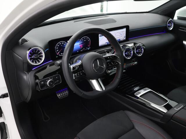 Mercedes-Benz A-KLASSE 180 Star Edition AMG Line | Panoramadak | Multibeam LED | Sfeerverlichting | Stoelverwarming |