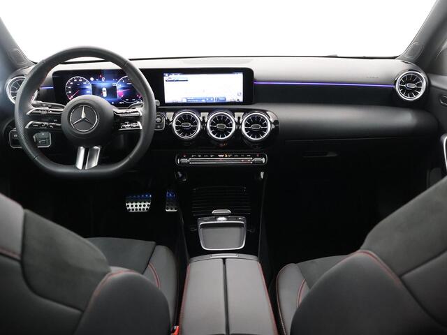 Mercedes-Benz A-KLASSE 180 Star Edition AMG Line | Panoramadak | Multibeam LED | Sfeerverlichting | Stoelverwarming |