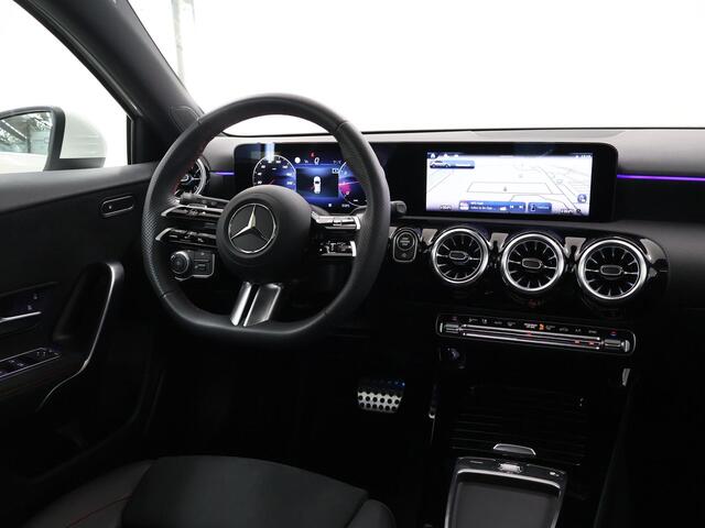 Mercedes-Benz A-KLASSE 180 Star Edition AMG Line | Panoramadak | Multibeam LED | Sfeerverlichting | Stoelverwarming |
