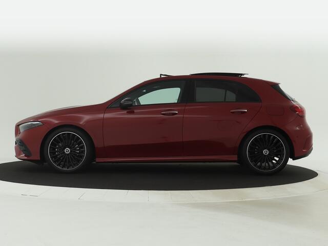 Mercedes-Benz A-KLASSE 180 Star Edition AMG Line | Nightpakket | Dodehoekassistent | Parkeerpakket met achteruitrijcamera | KEYLESS GO | Extra USB-poorten | Sfeerverlichting | Verwarmde stoelen vooraan | Spiegelpakket |