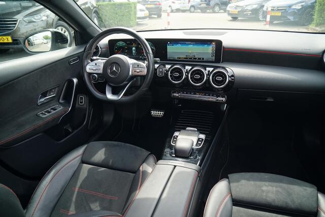 Mercedes-Benz A-KLASSE 180 AMG Line + SCHUIFDAK / CARPLAY / NIGHTPAKKET / WIDESCREEN / CAMERA