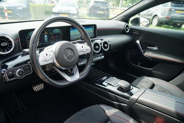 Mercedes-Benz A-KLASSE 180 AMG Line + SCHUIFDAK / CARPLAY / NIGHTPAKKET / WIDESCREEN / CAMERA