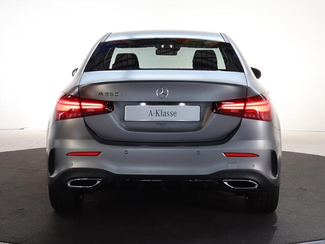 Mercedes-Benz A-KLASSE Limousine 250 e Star Edition Luxury Line LIMITED | Night | Distronic | Dodehoekassistent |