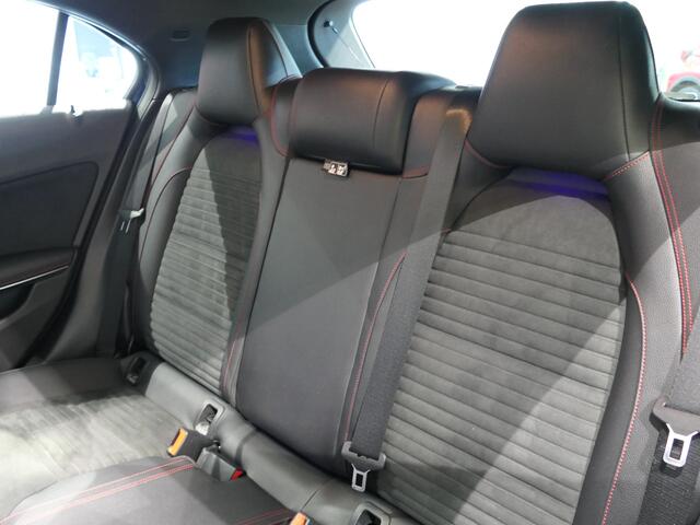 Mercedes-Benz A-KLASSE 180 Ambition - *AMG-LINE!* *Afneembare trekhaak & Panoramadak!* - Stuurverwarming, 18" LMV