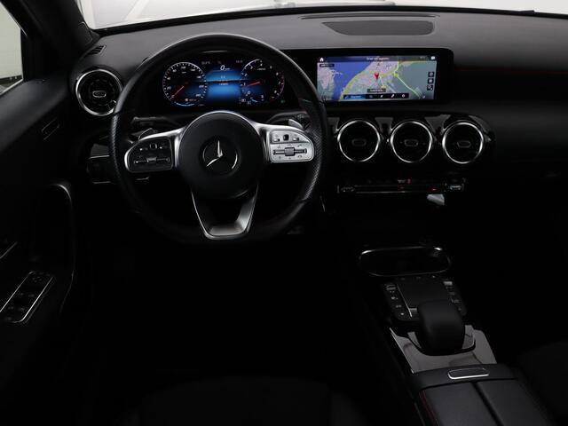 Mercedes-Benz A-KLASSE 180 AMG | Panoramadak | Stoelverwarming | Carplay | Widescreen | Leder/Alcanatara | Navigatie | Full LED | Park Assist