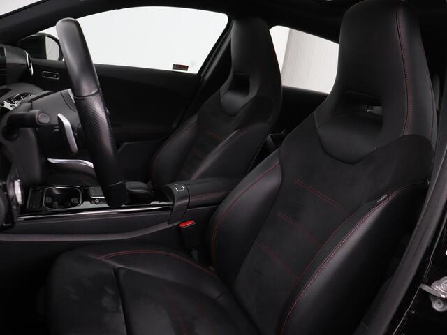 Mercedes-Benz A-KLASSE 180 AMG | Panoramadak | Stoelverwarming | Carplay | Widescreen | Leder/Alcanatara | Navigatie | Full LED | Park Assist
