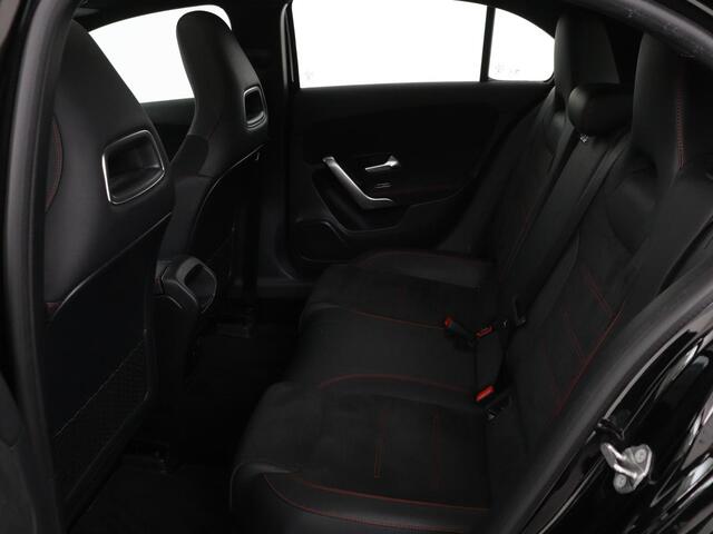 Mercedes-Benz A-KLASSE 180 AMG | Panoramadak | Stoelverwarming | Carplay | Widescreen | Leder/Alcanatara | Navigatie | Full LED | Park Assist